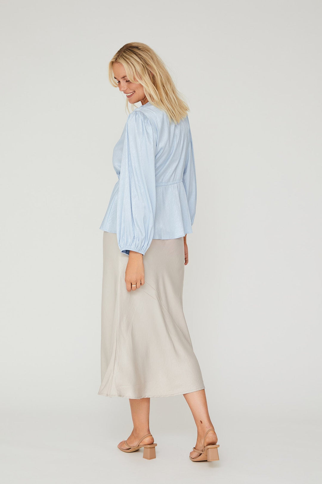 Carry Sateen Skirt Light Sand | Skjørt | Smuk - Dameklær på nett