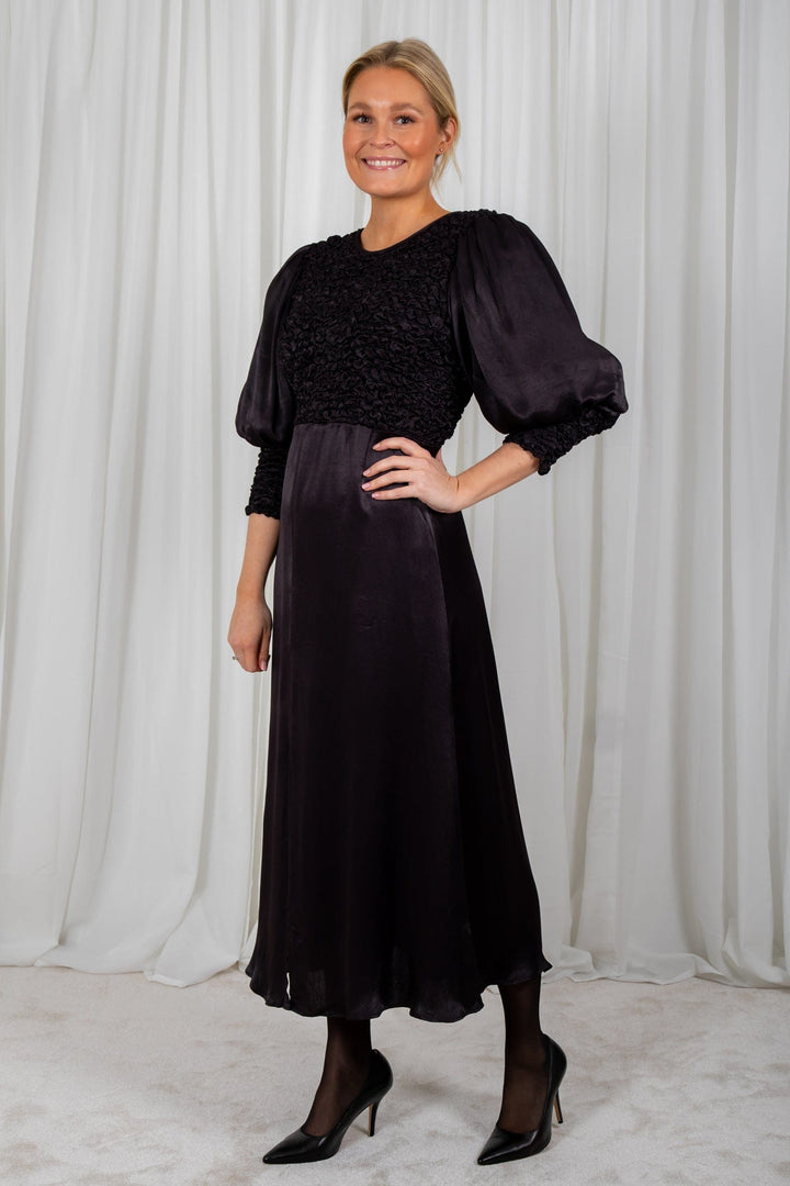 Crèpe Satin Midi Dress Black | Kjoler | Smuk - Dameklær på nett