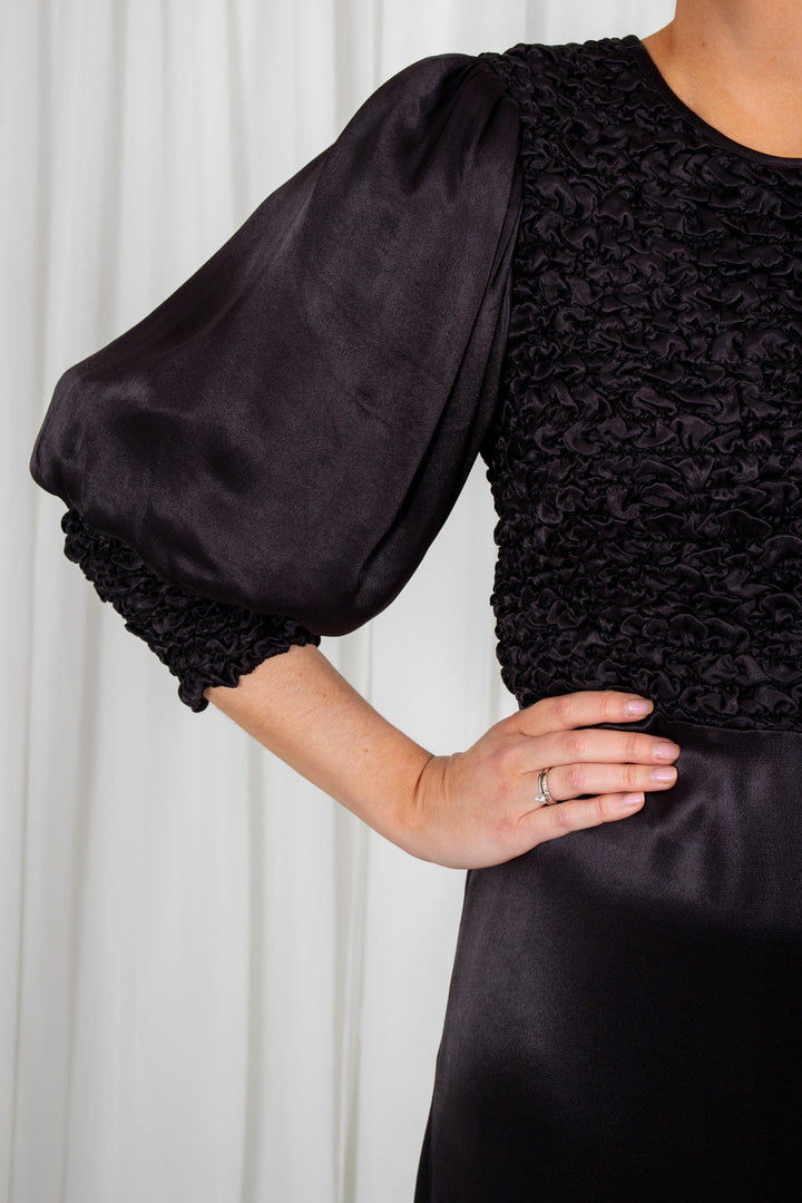 Crèpe Satin Midi Dress Black | Kjoler | Smuk - Dameklær på nett