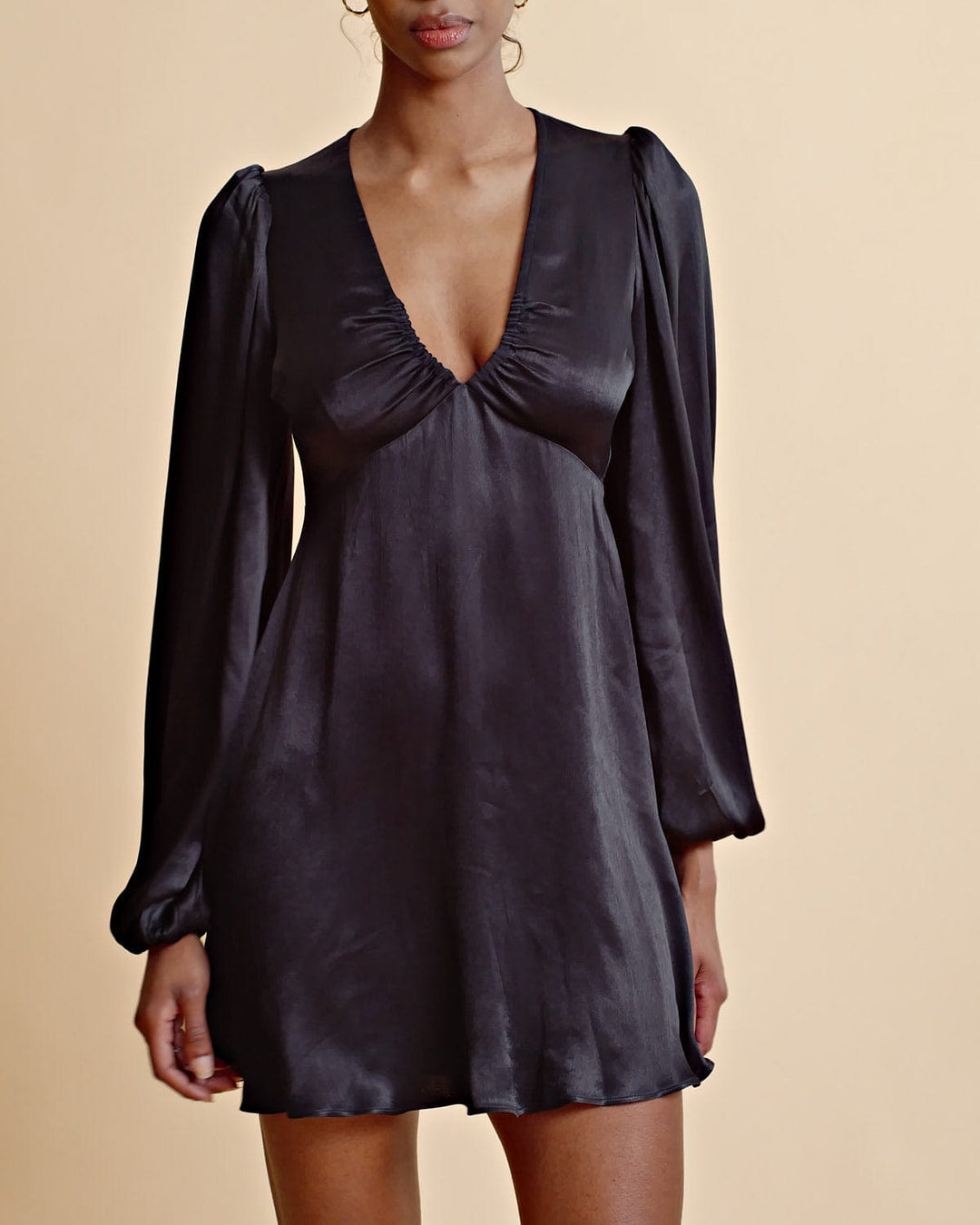 Crèpe Satin V-Neck Dress Black | Kjoler | Smuk - Dameklær på nett