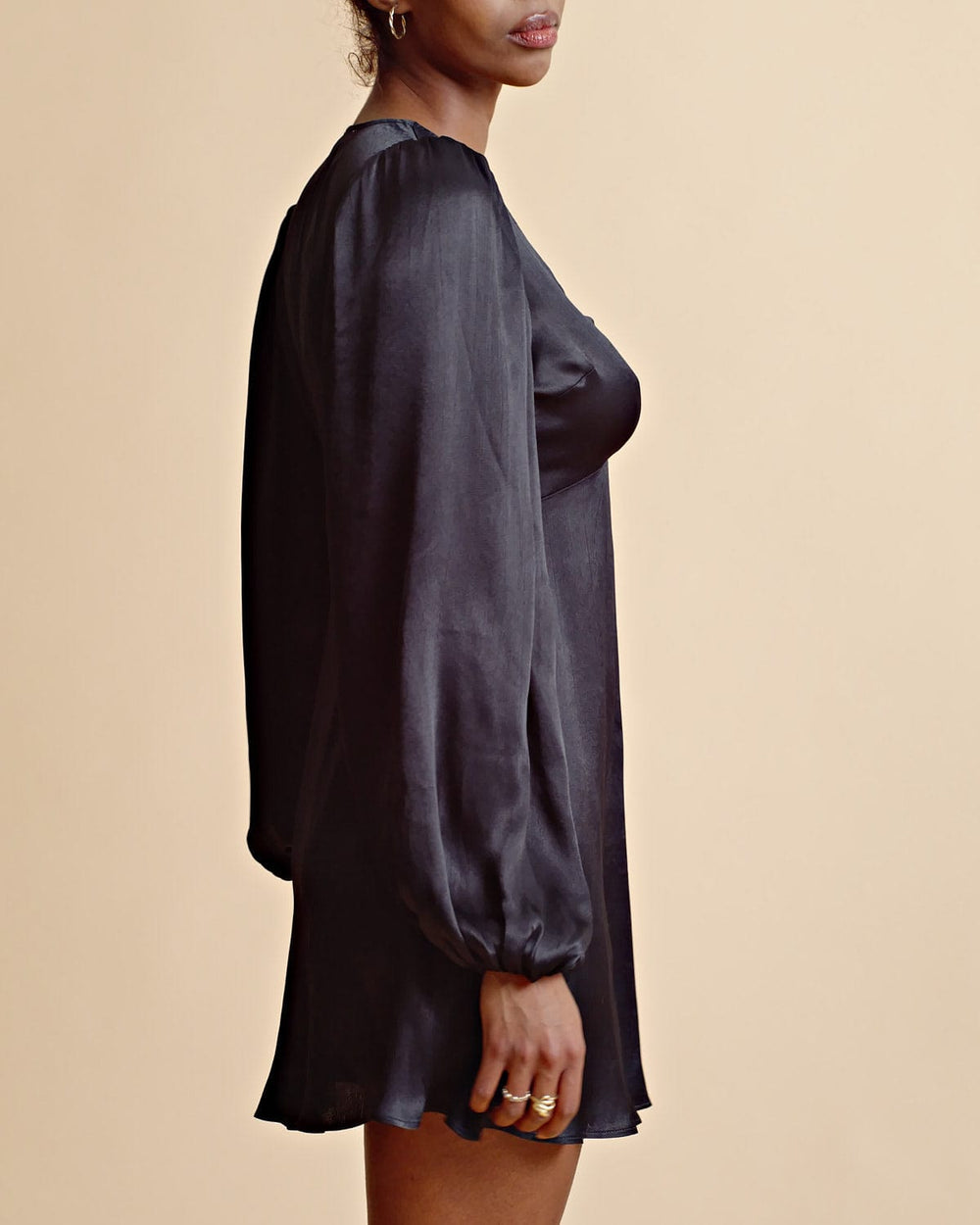 Crèpe Satin V-Neck Dress Black | Kjoler | Smuk - Dameklær på nett