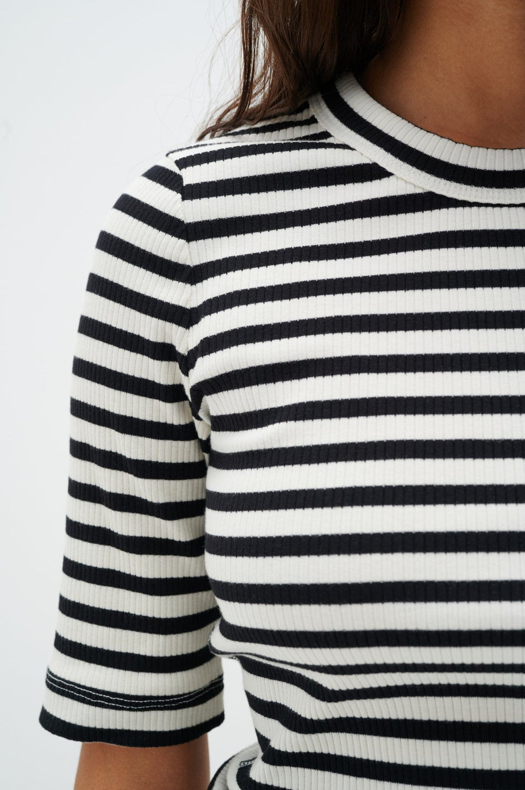 Dagnaiw Striped T-Shirt - Whisper White / Midnight Blue | Topper | Smuk - Dameklær på nett