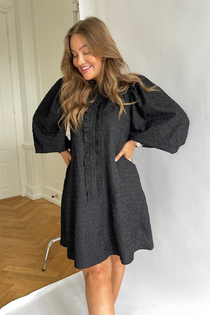 Elie Ruffle Dress - Black | Kjoler | Smuk - Dameklær på nett