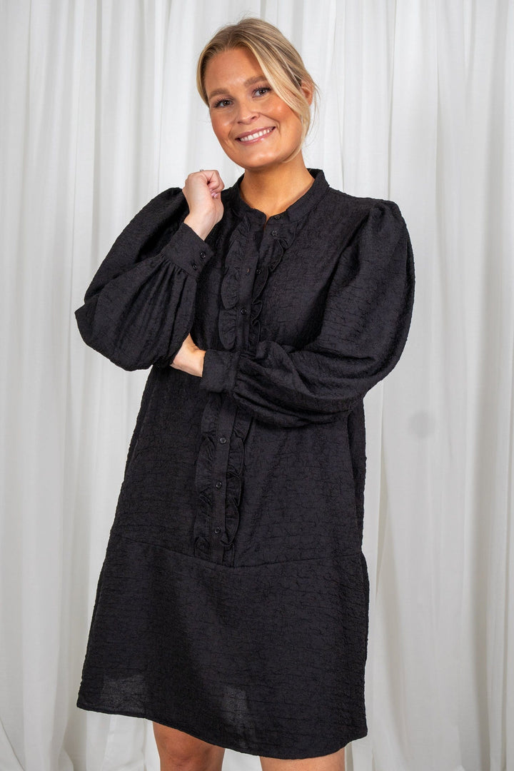 Elie Ruffle Dress - Black | Kjoler | Smuk - Dameklær på nett