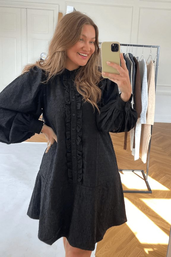 Elie Ruffle Dress - Black | Kjoler | Smuk - Dameklær på nett