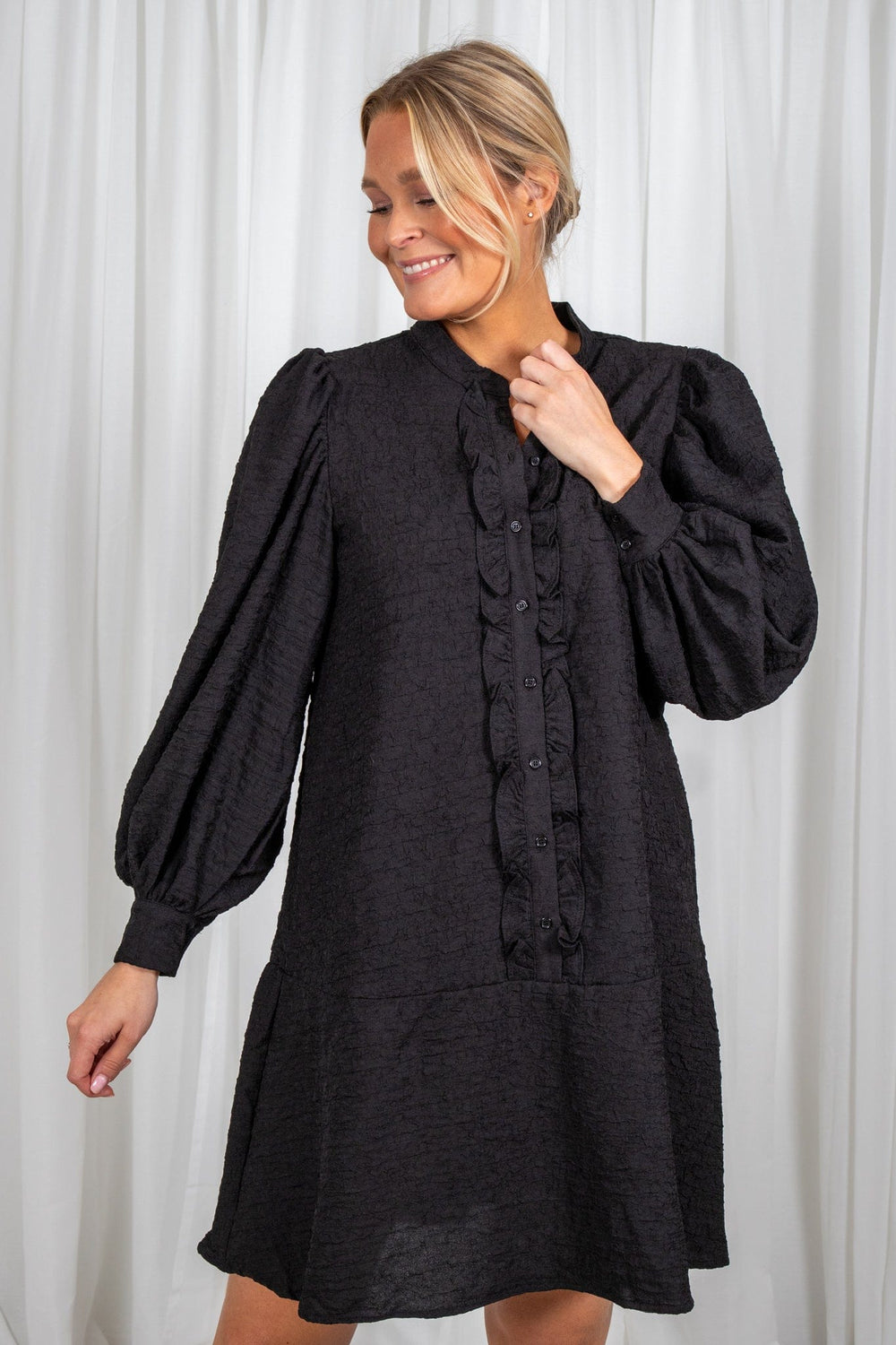 Elie Ruffle Dress - Black | Kjoler | Smuk - Dameklær på nett