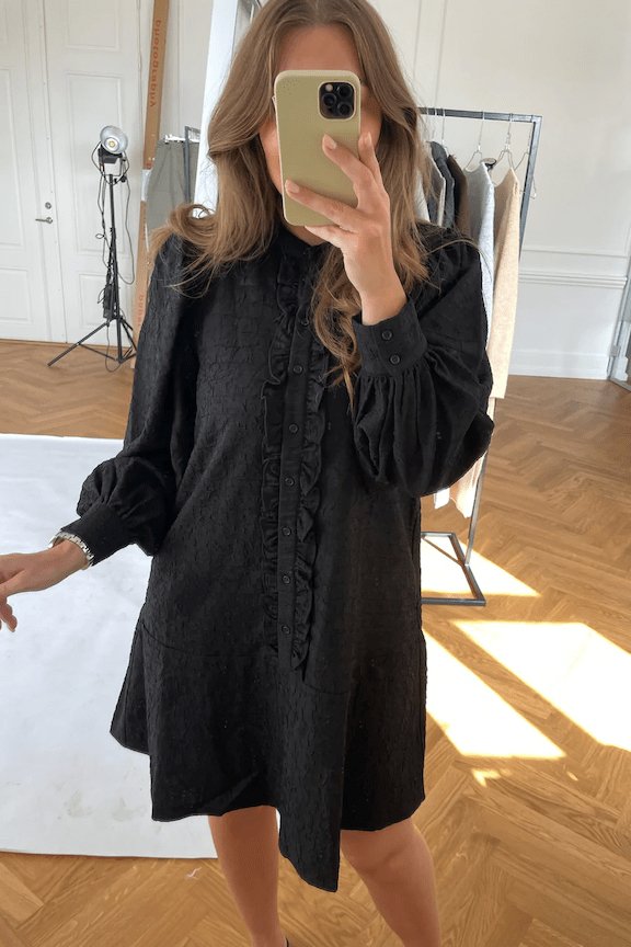 Elie Ruffle Dress - Black | Kjoler | Smuk - Dameklær på nett