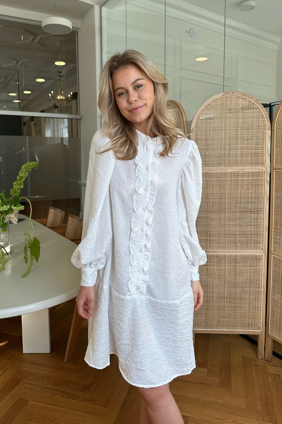 Elie Ruffle Dress White | Kjoler | Smuk - Dameklær på nett