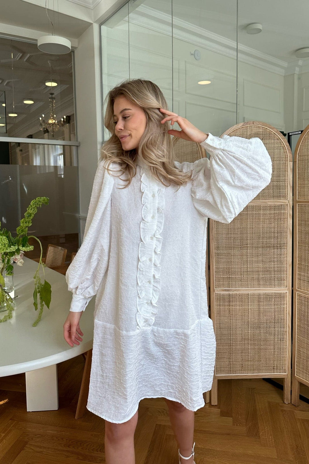 Elie Ruffle Dress White | Kjoler | Smuk - Dameklær på nett
