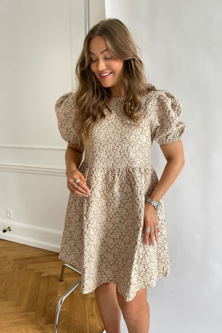 Elise Dress - Misty Beige | Kjoler | Smuk - Dameklær på nett