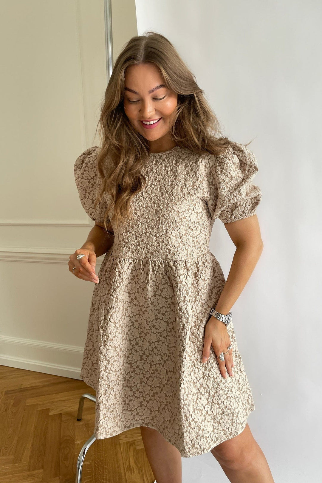 Elise Dress - Misty Beige | Kjoler | Smuk - Dameklær på nett