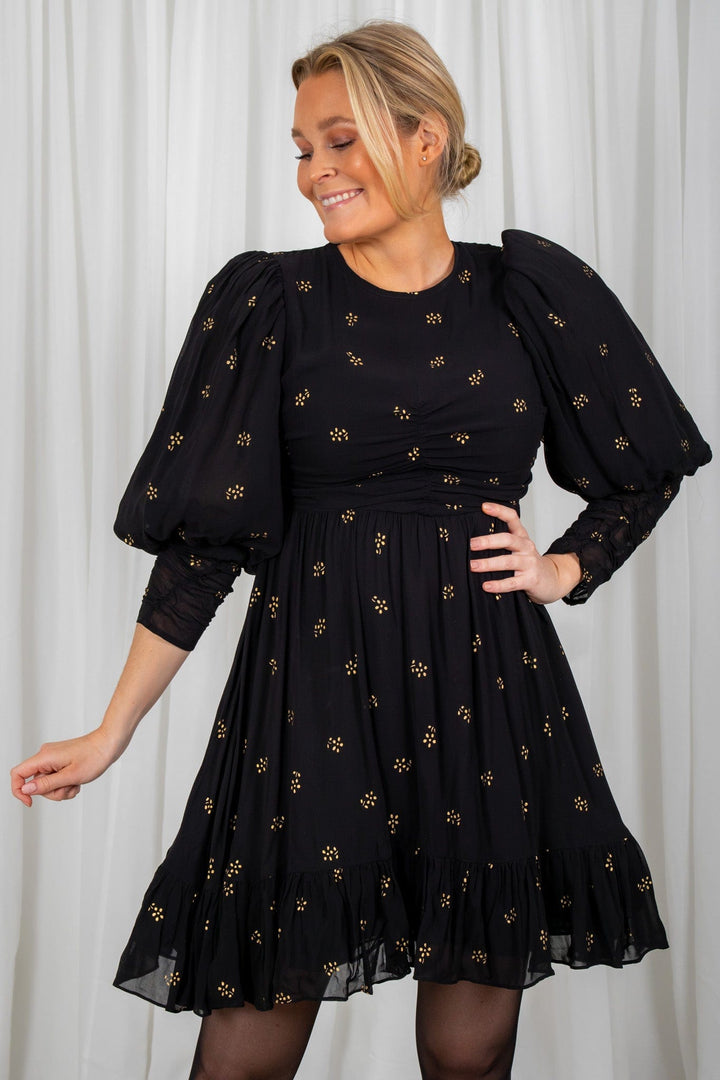 Georgette Gathers Dress Black Daisy | Kjoler | Smuk - Dameklær på nett