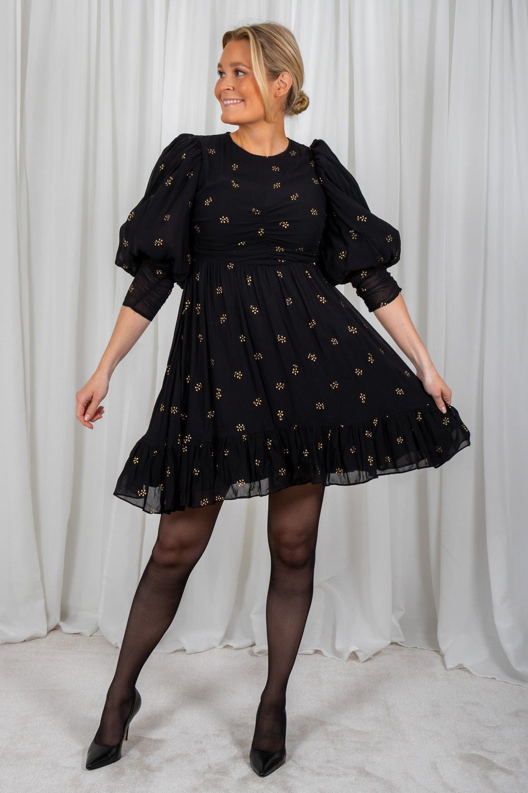 Georgette Gathers Dress Black Daisy | Kjoler | Smuk - Dameklær på nett