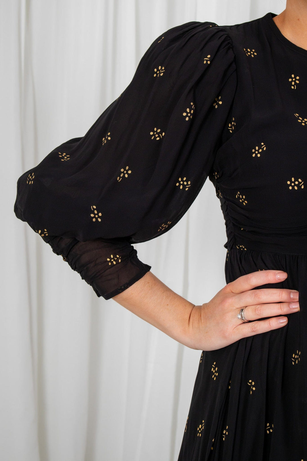 Georgette Gathers Dress Black Daisy | Kjoler | Smuk - Dameklær på nett