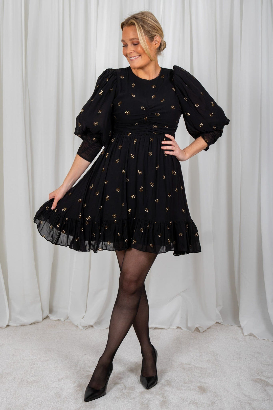 Georgette Gathers Dress Black Daisy | Kjoler | Smuk - Dameklær på nett