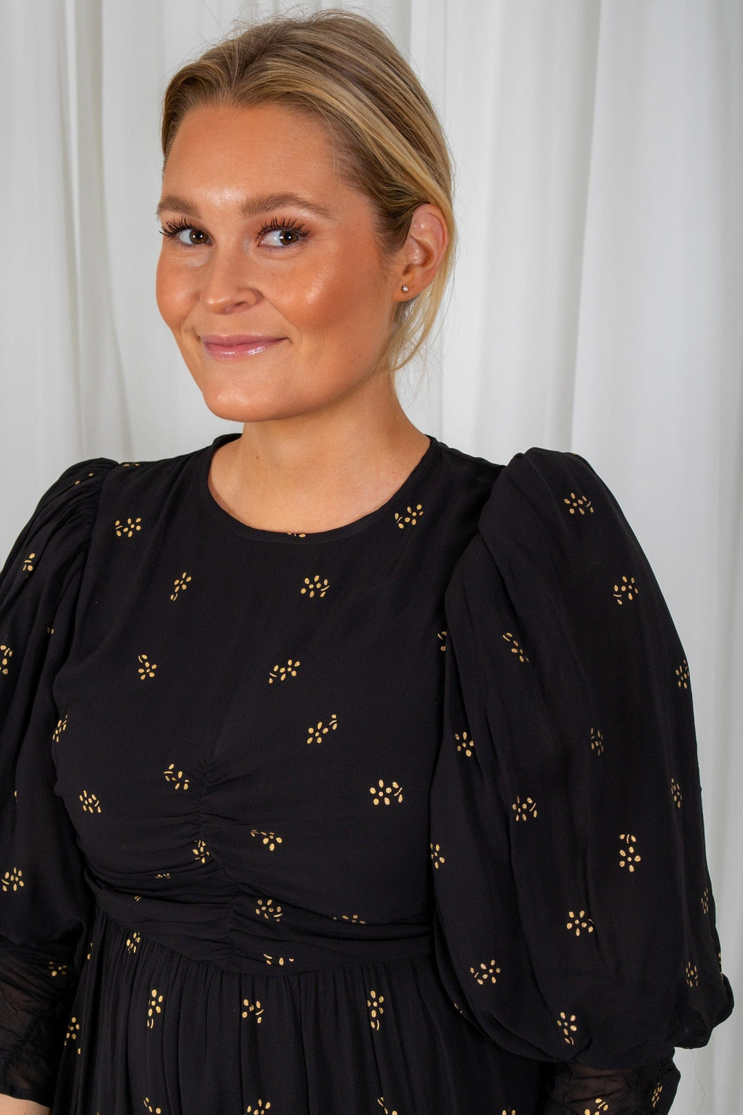 Georgette Gathers Dress Black Daisy | Kjoler | Smuk - Dameklær på nett