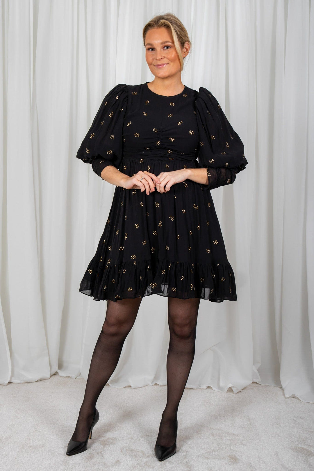 Georgette Gathers Dress Black Daisy | Kjoler | Smuk - Dameklær på nett