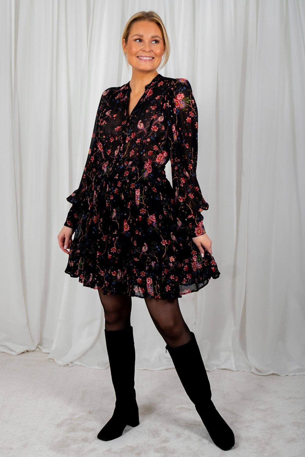 Georgette Mini Dress Black Flower Garden | Kjoler | Smuk - Dameklær på nett