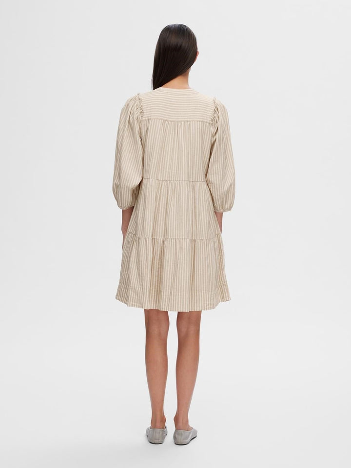 Hillie 3/4 Striped Short Linen Dressb Snow White Humus | Kjoler | Smuk - Dameklær på nett