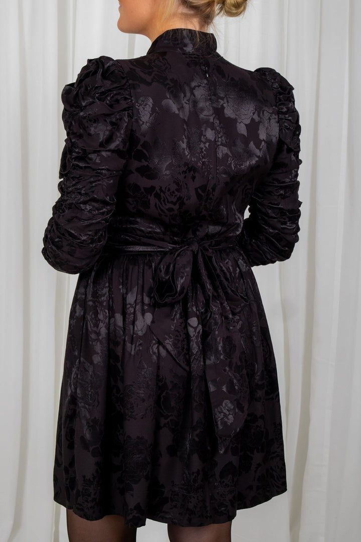 Jacquard Tieband Dress Black | Kjoler | Smuk - Dameklær på nett
