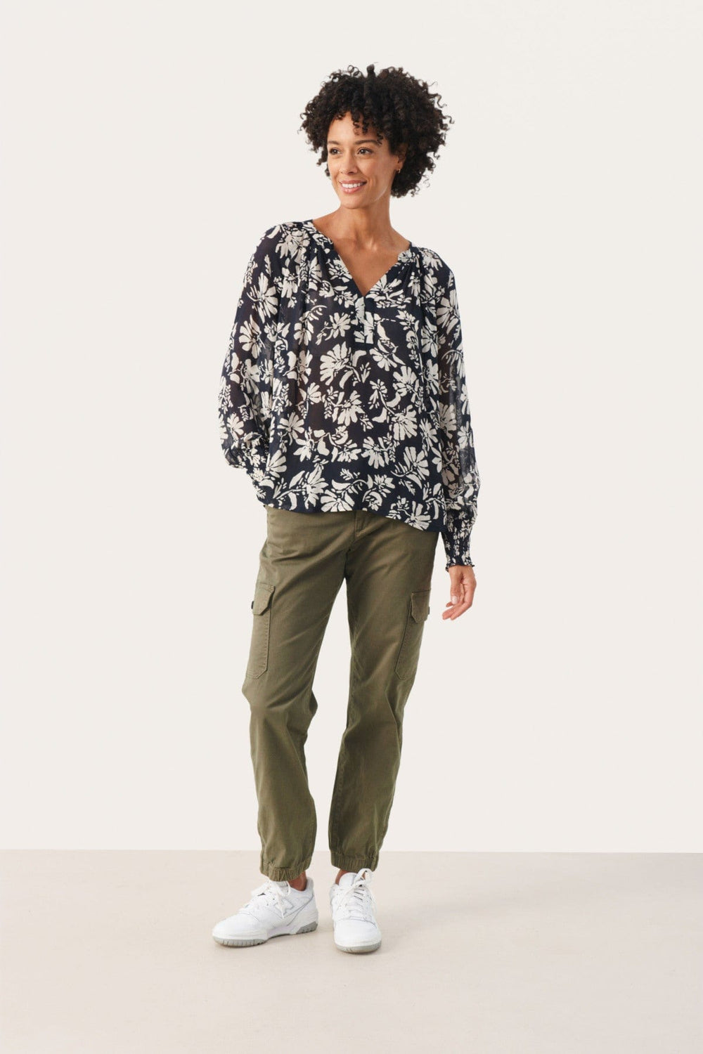 Kettapw Blouse Dark Navy Stencil Flower | Skjorter og bluser | Smuk - Dameklær på nett