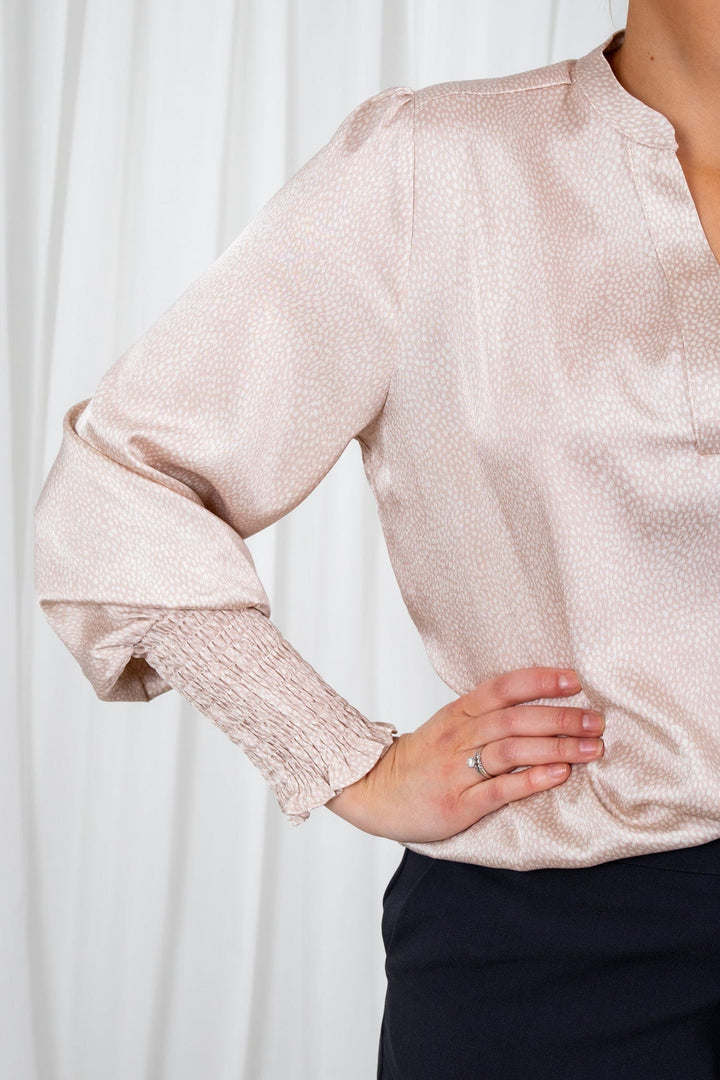 Landa Floating Dot Blouse Sand | Skjorter og bluser | Smuk - Dameklær på nett
