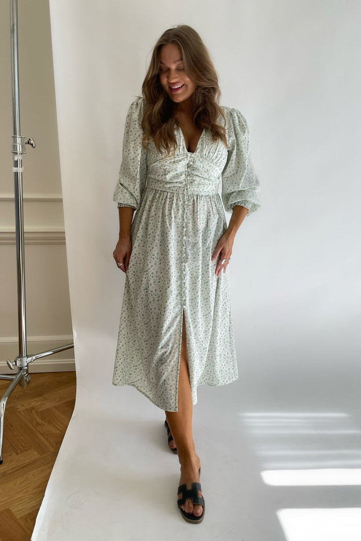 Long Adel Dress - Soft Green Flower | Kjoler | Smuk - Dameklær på nett