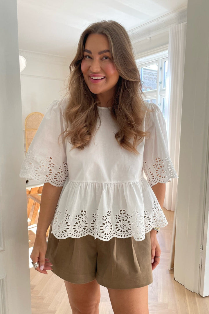 Lula Top White Embroidery | Topper | Smuk - Dameklær på nett
