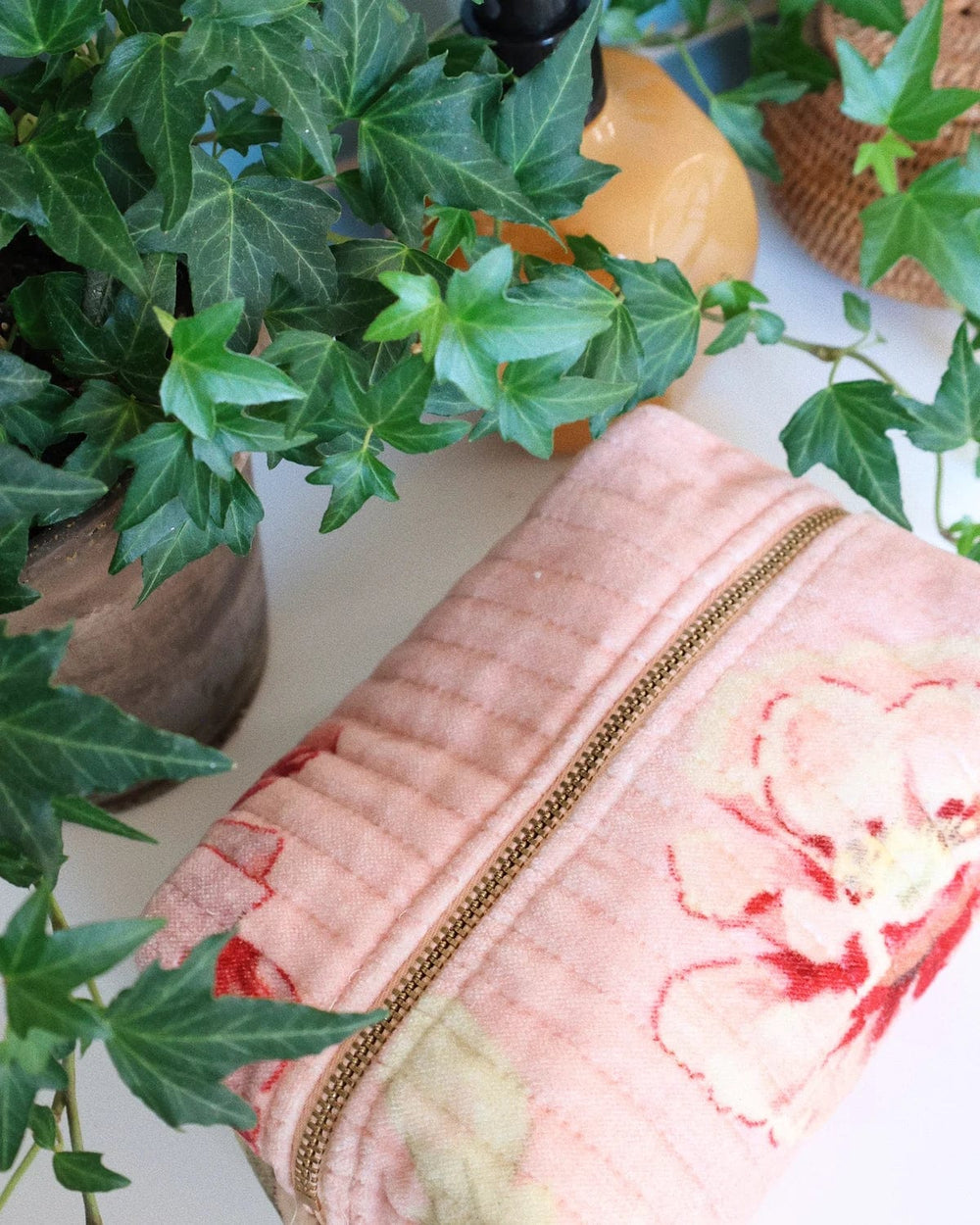 Makeup Bag Velvet Pink Flower Vine | Accessories | Smuk - Dameklær på nett