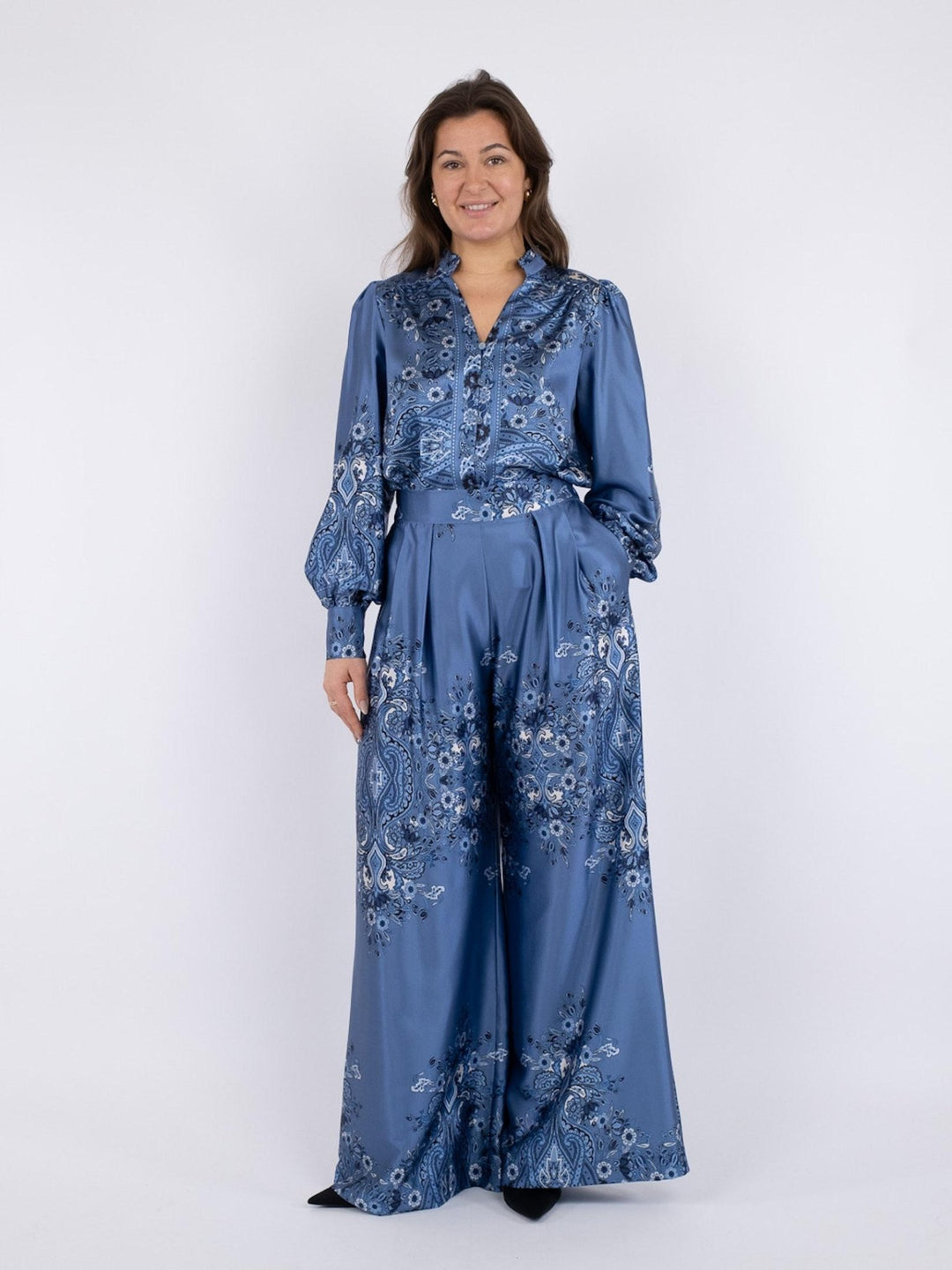 Mana Paisley Border Pants Dusty Blue | Bukser | Smuk - Dameklær på nett