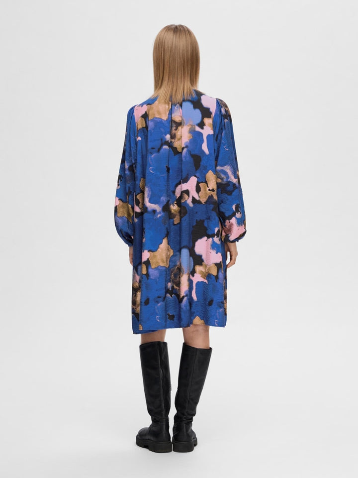 Mariette Ls Aop Short Dress Dark Sapphire | Kjoler | Smuk - Dameklær på nett