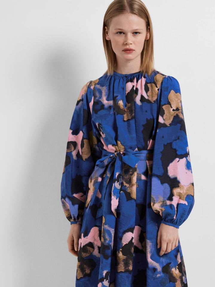 Mariette Ls Aop Short Dress Dark Sapphire | Kjoler | Smuk - Dameklær på nett