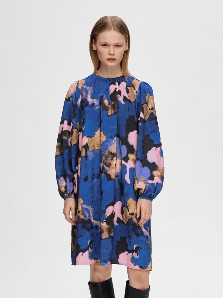Mariette Ls Aop Short Dress Dark Sapphire | Kjoler | Smuk - Dameklær på nett