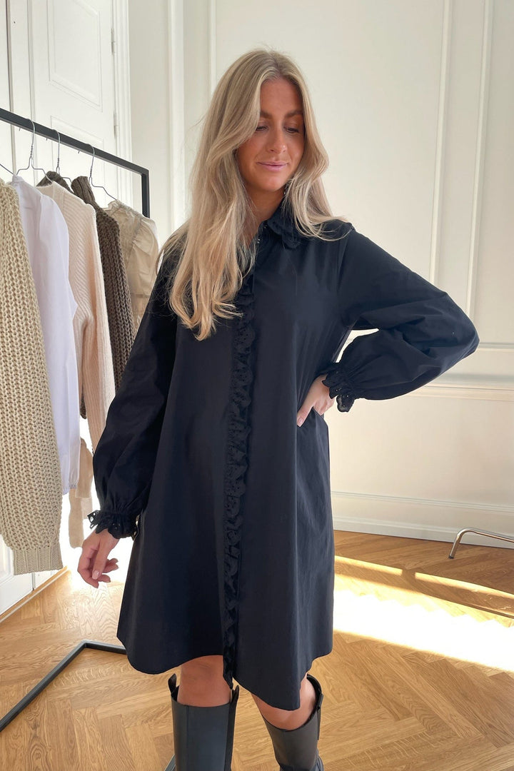 Mirelle Dress - Black Embroidery | Kjoler | Smuk - Dameklær på nett