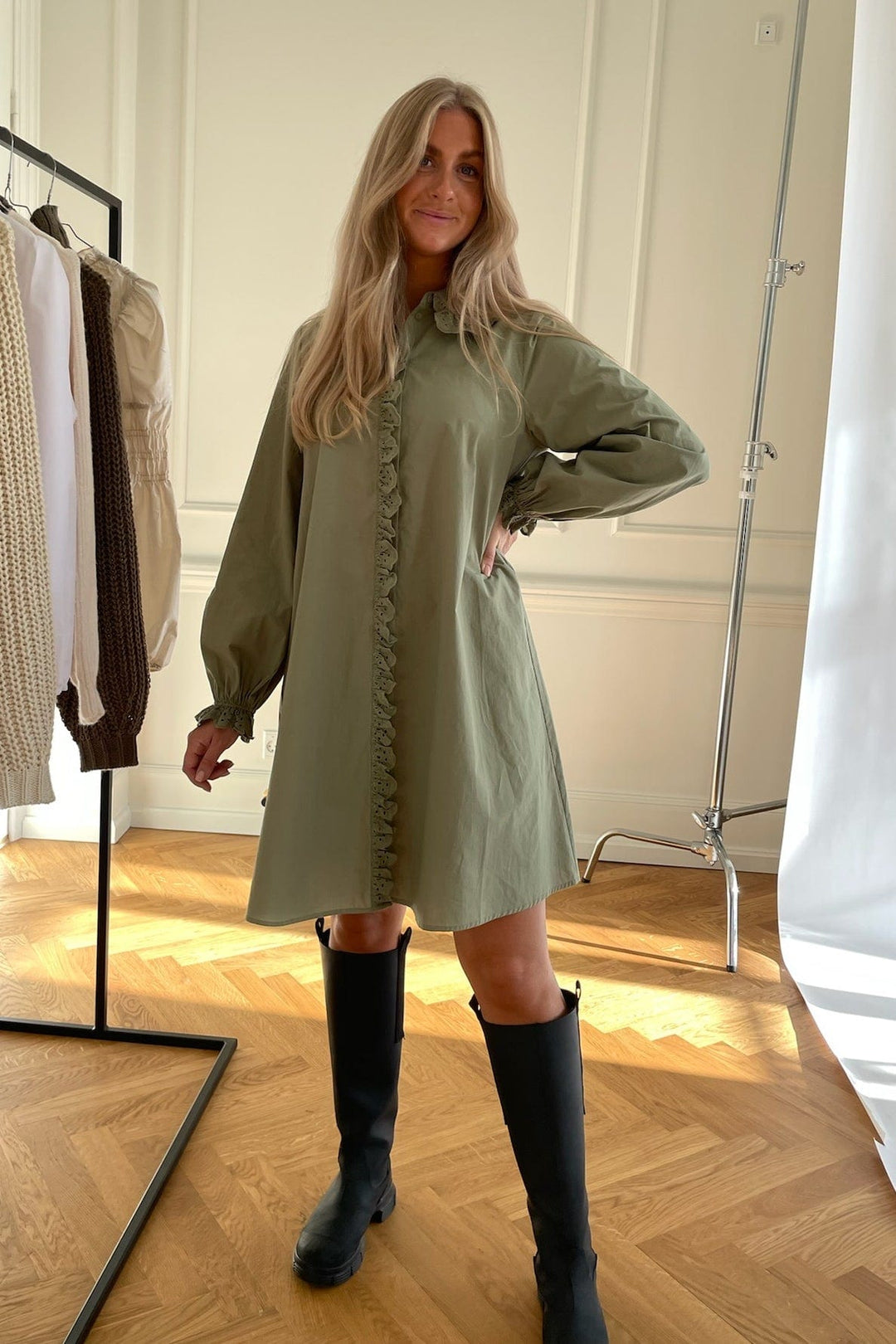 Mirelle Dress - Green Embroidery | Kjoler | Smuk - Dameklær på nett