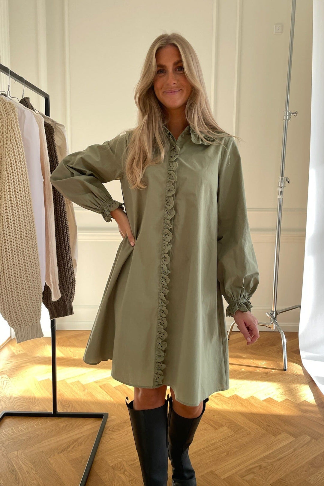 Mirelle Dress - Green Embroidery | Kjoler | Smuk - Dameklær på nett