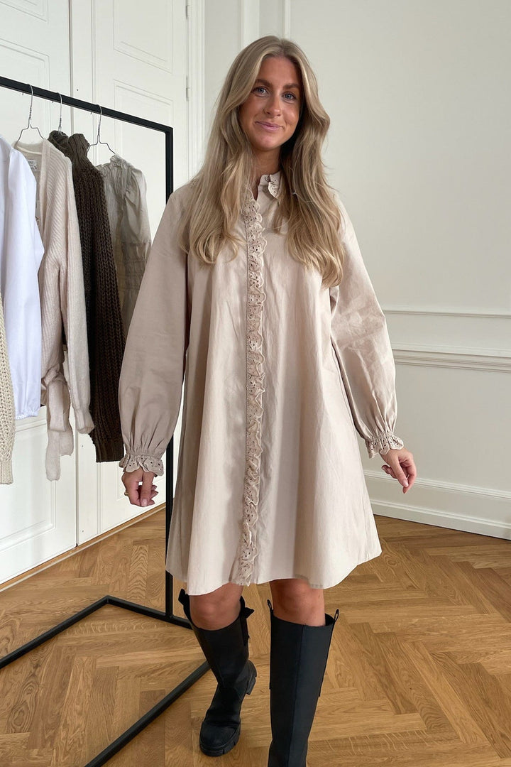 Mirelle Dress - Light Beige Embroidery | Kjoler | Smuk - Dameklær på nett
