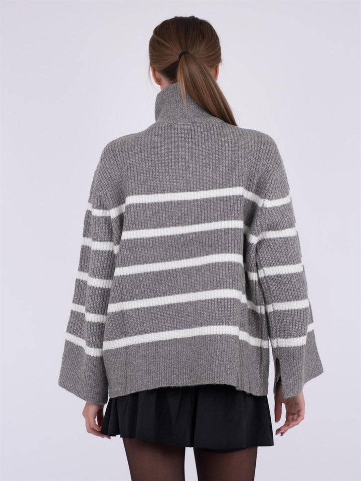 Nevena Stripe Knit Blouse Dark Grey/Off White | Genser | Smuk - Dameklær på nett