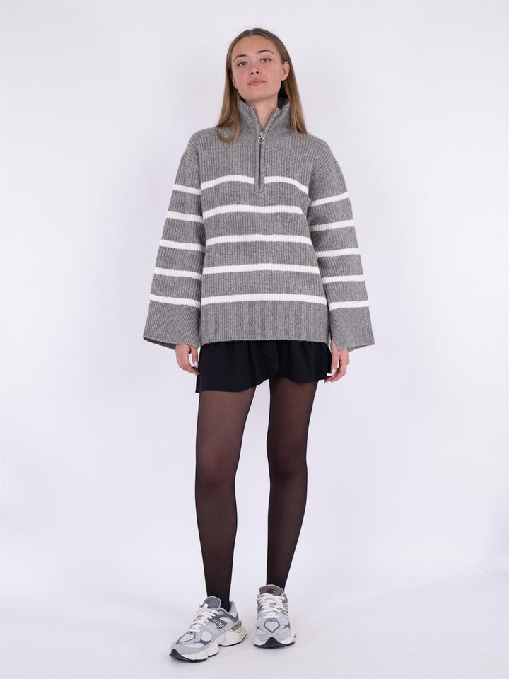 Nevena Stripe Knit Blouse Dark Grey/Off White | Genser | Smuk - Dameklær på nett