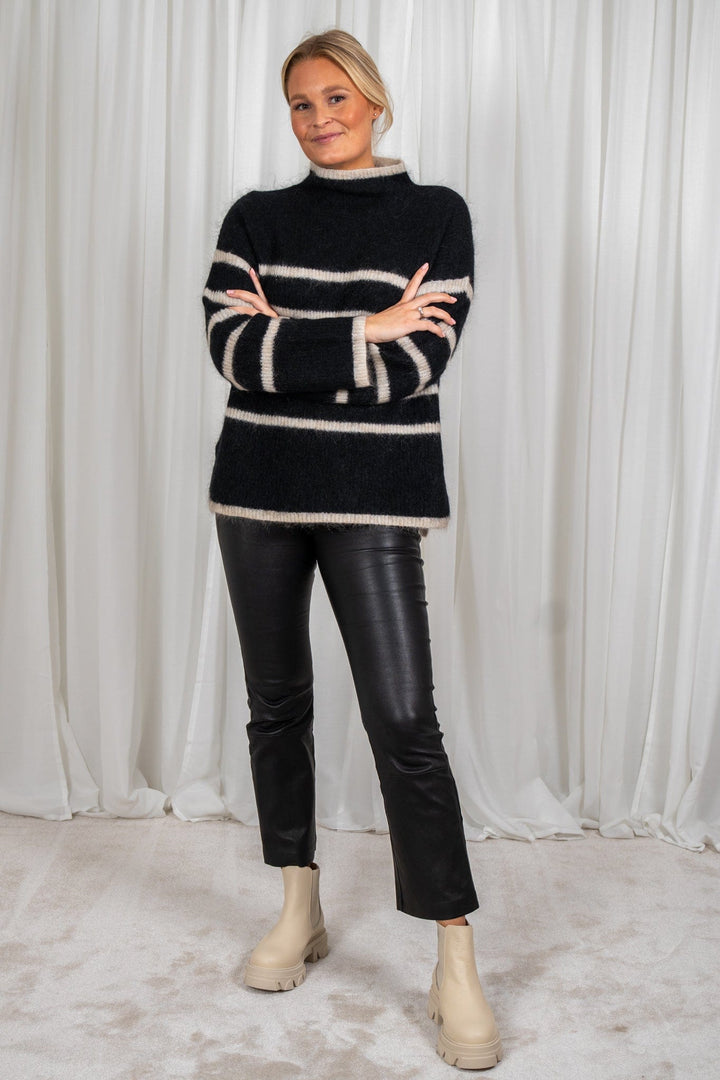 Ovalis Knit T-Neck Black | Genser | Smuk - Dameklær på nett