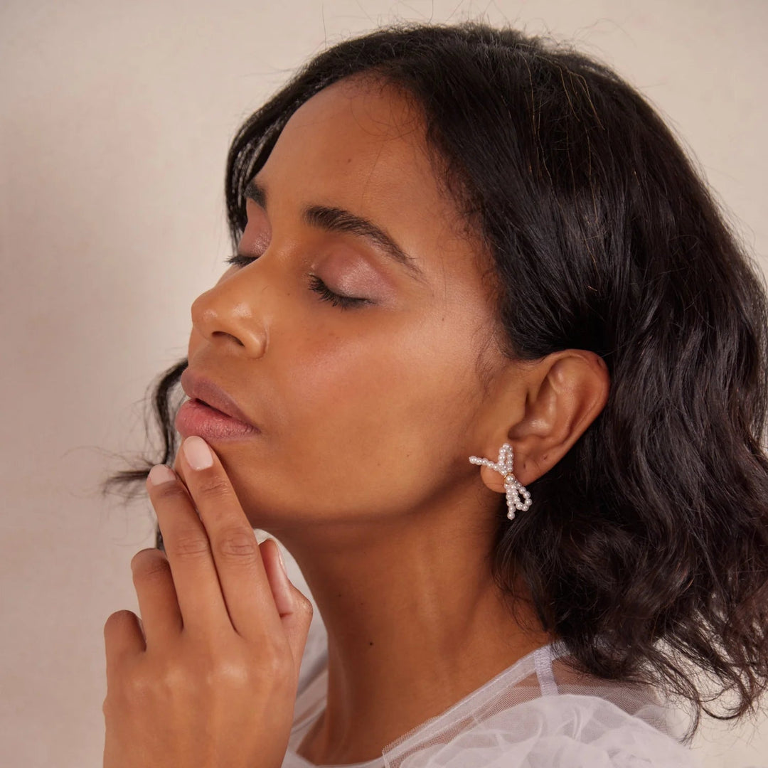 Pearl Bow Studs Pale Gold | Accessories | Smuk - Dameklær på nett