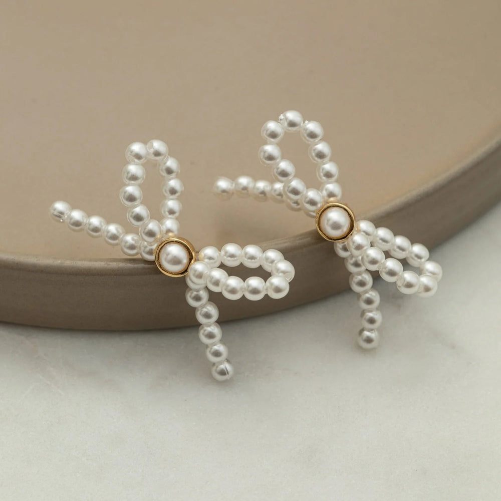 Pearl Bow Studs Pale Gold | Accessories | Smuk - Dameklær på nett