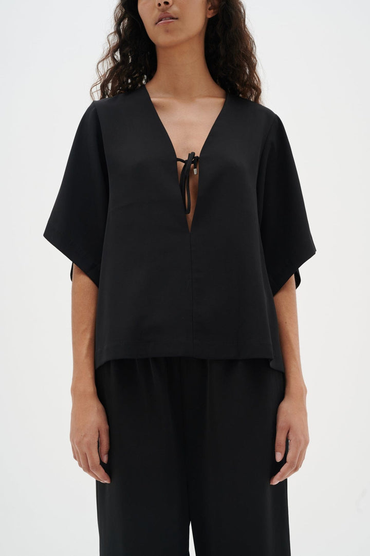 Qaileyiw Top Black | Skjorter og bluser | Smuk - Dameklær på nett