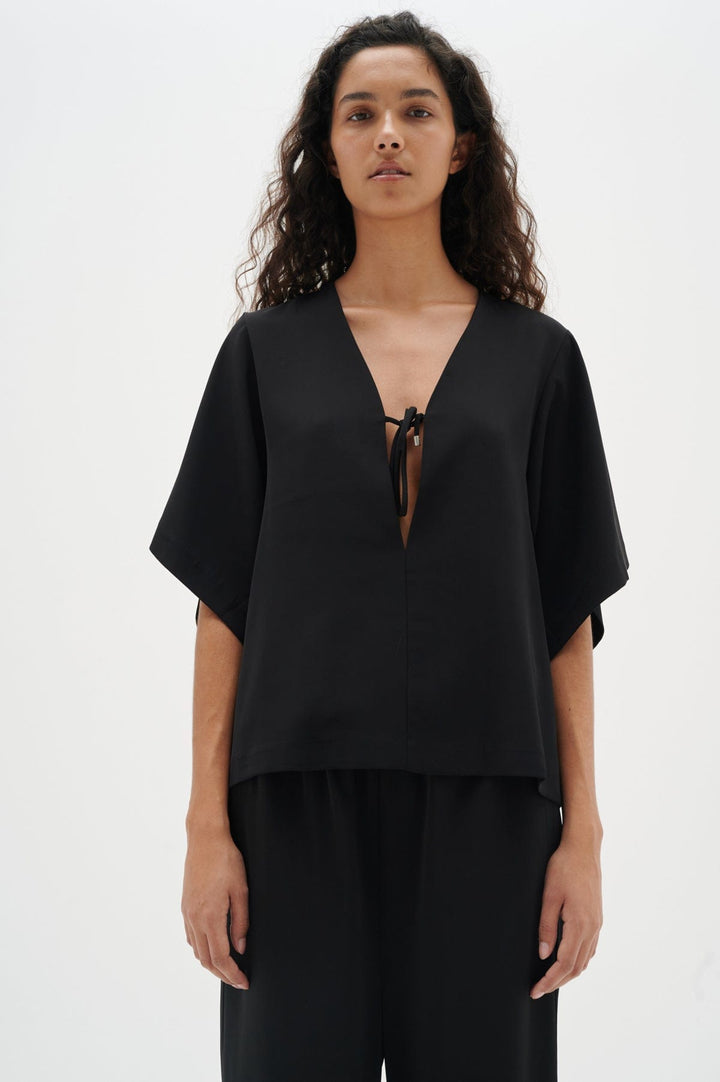 Qaileyiw Top Black | Skjorter og bluser | Smuk - Dameklær på nett