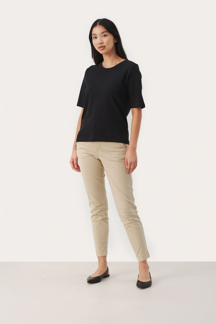 Ratanapw T-Shirt Black | Topper | Smuk - Dameklær på nett