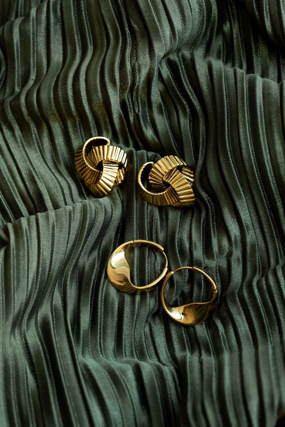 Ribbon Twist Mid Size Hoop Pale Gold | Accessories | Smuk - Dameklær på nett