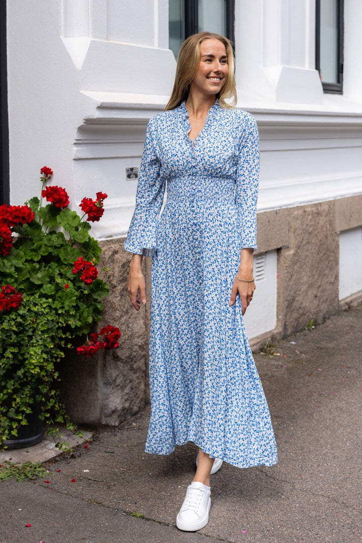 Sally Long Dress Blue White Flowers | Kjoler | Smuk - Dameklær på nett