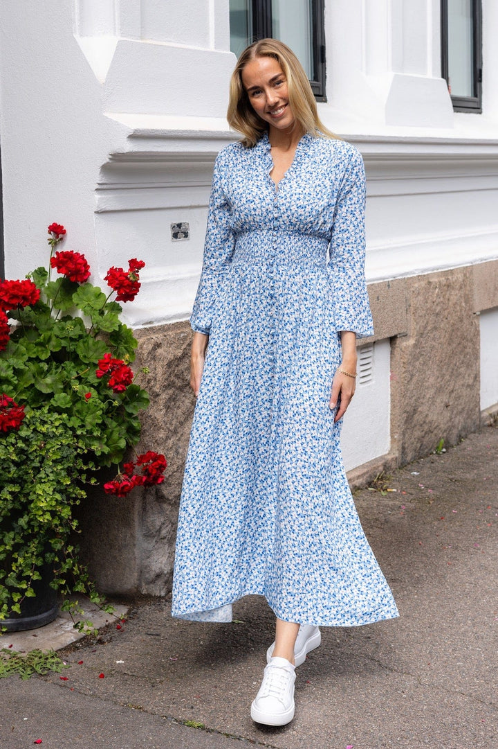 Sally Long Dress Blue White Flowers | Kjoler | Smuk - Dameklær på nett