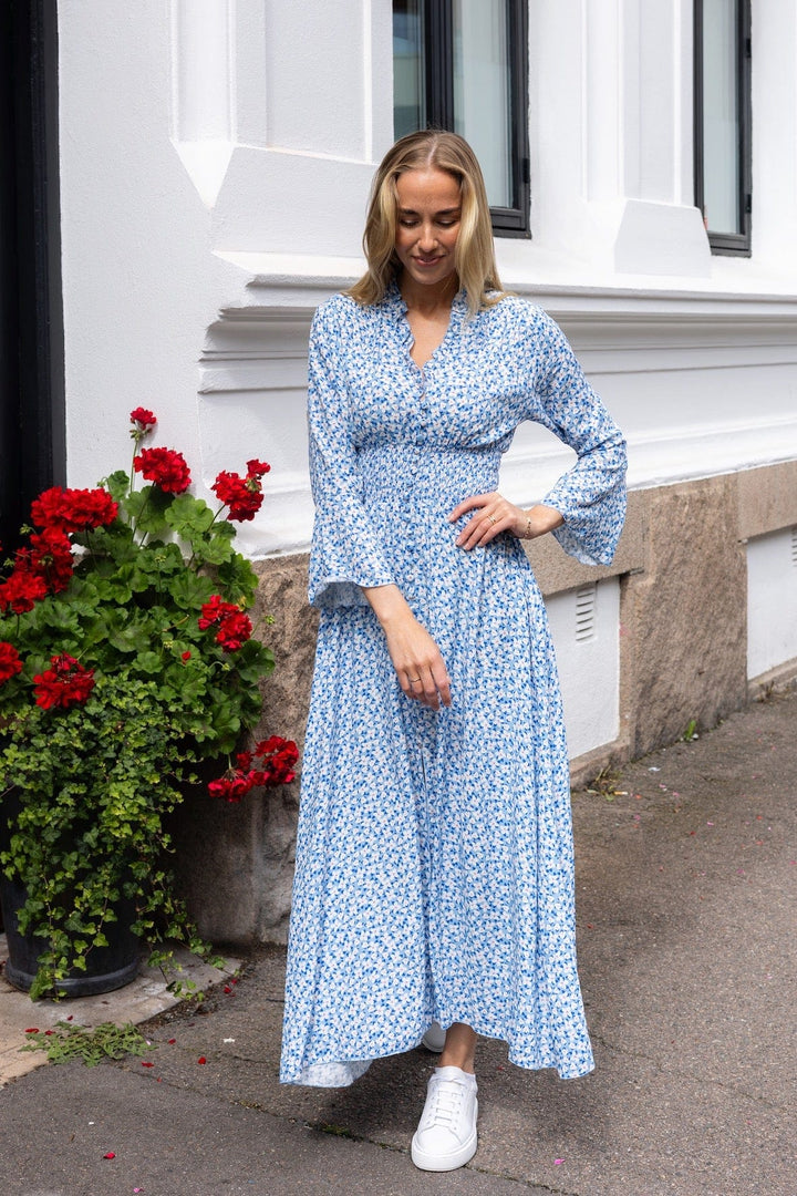 Sally Long Dress Blue White Flowers | Kjoler | Smuk - Dameklær på nett