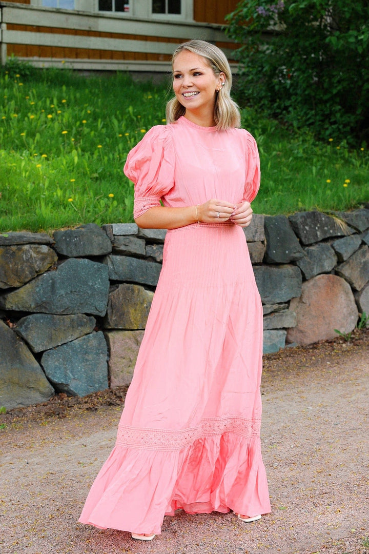 Satin Embroidery Dress Pink | Kjoler | Smuk - Dameklær på nett